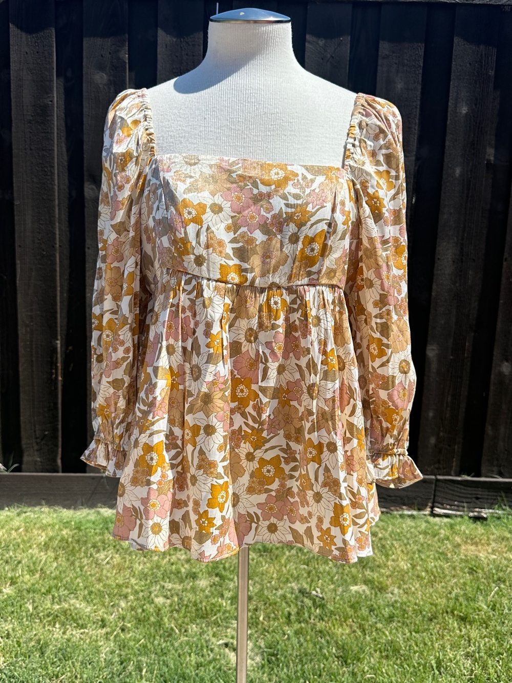 Storia Women's Rose Gold Floral
Babydoll Blouse Square Neck Puff- sleeve M NWT